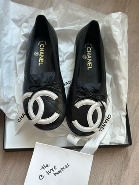 CHANEL CAMBON COCO BEACH 2026M BALLET FLATS BLACK LEATHER LARGE WHITE CC LOGO 37